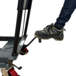 mobile Hubtischwaage der Firma BWD, Ausschnitt des Hebels zum Einstellen der Höhe der Wiegefläche, von einem Fuß bedient